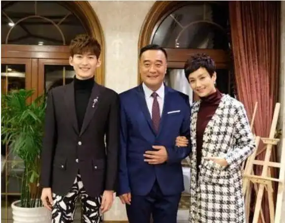 人生赢家李颖:"儿子"是大明星,女儿是奥运冠军,55岁风韵犹存