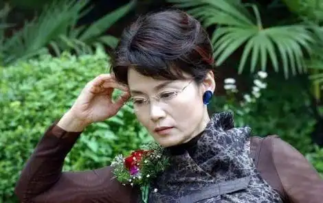 同样是妈妈级别的演员潘虹蔡明优雅老去她却靠玻尿酸硬演少女