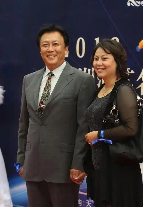 回顾唐国强的女儿唐亮生母悲情早逝她在泪水中理解父亲和继母