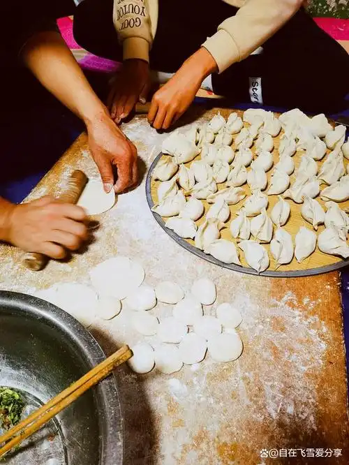 大年三十,全家团圆,最重要的事儿就是一家人一起包饺子啦