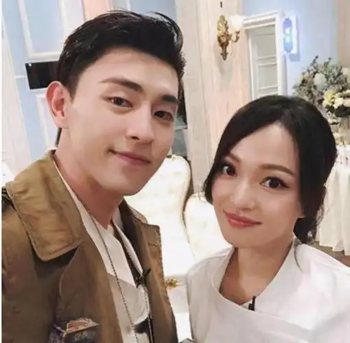 有种"遗传"叫邓伦母子,本以为儿子够帅了,不料妈妈才是高颜值