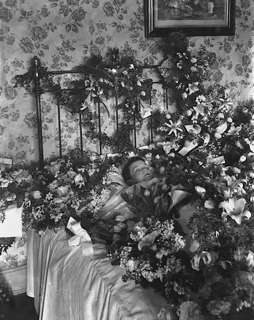 19世纪流行的遗体艺术摄影