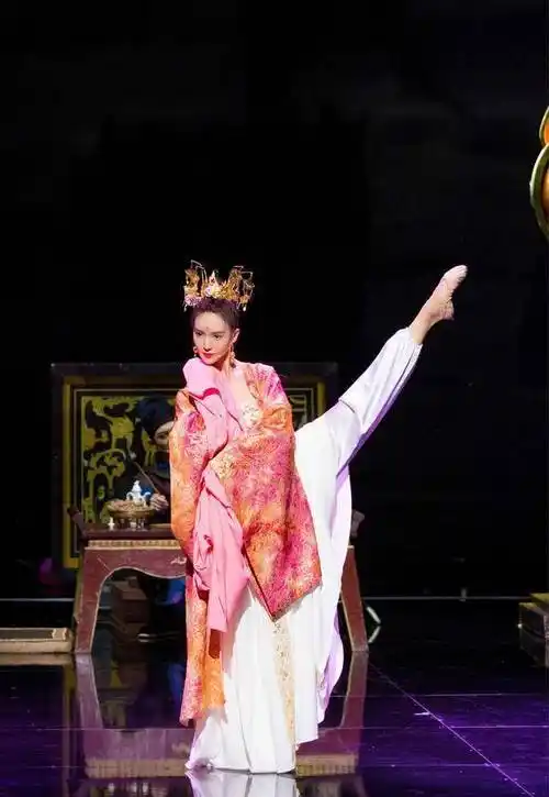 章子怡在《十面埋伏》中的水袖舞,尽显舞蹈功底,不愧为影后