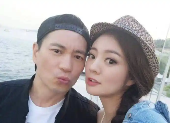 两人结婚时,陈荣炼更是为新娘子举办了世纪婚礼.