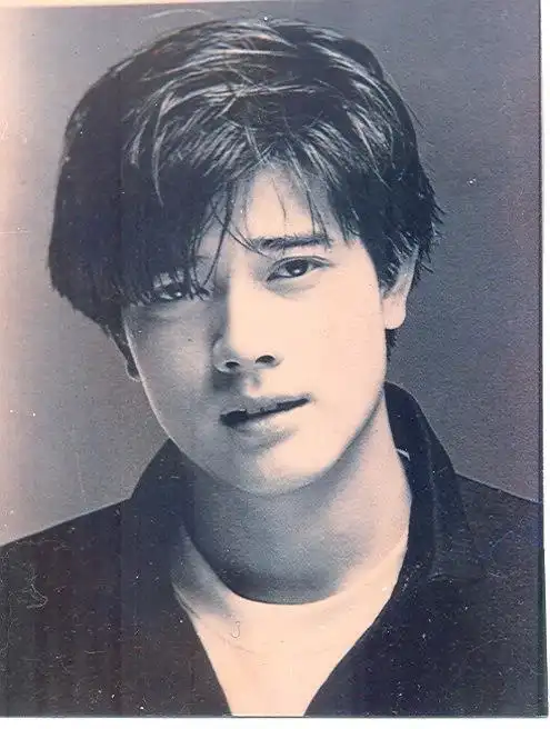 郭富城年轻的时候,好像今年也特别流行中分,当年俗称富城头