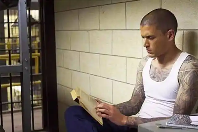 在学校用缝衣针纹身?越狱的男神纹身也是很疯狂