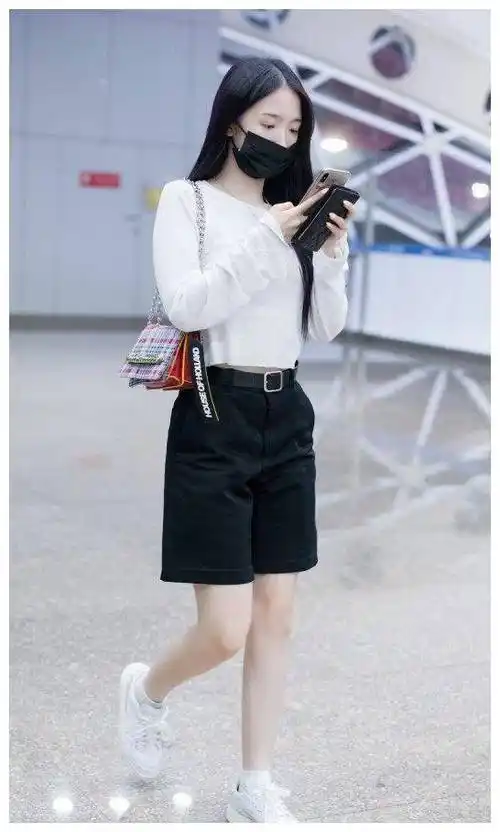 原创说孟美岐腿粗的来看看卫衣搭配五分裤这腿又白又细我慕了