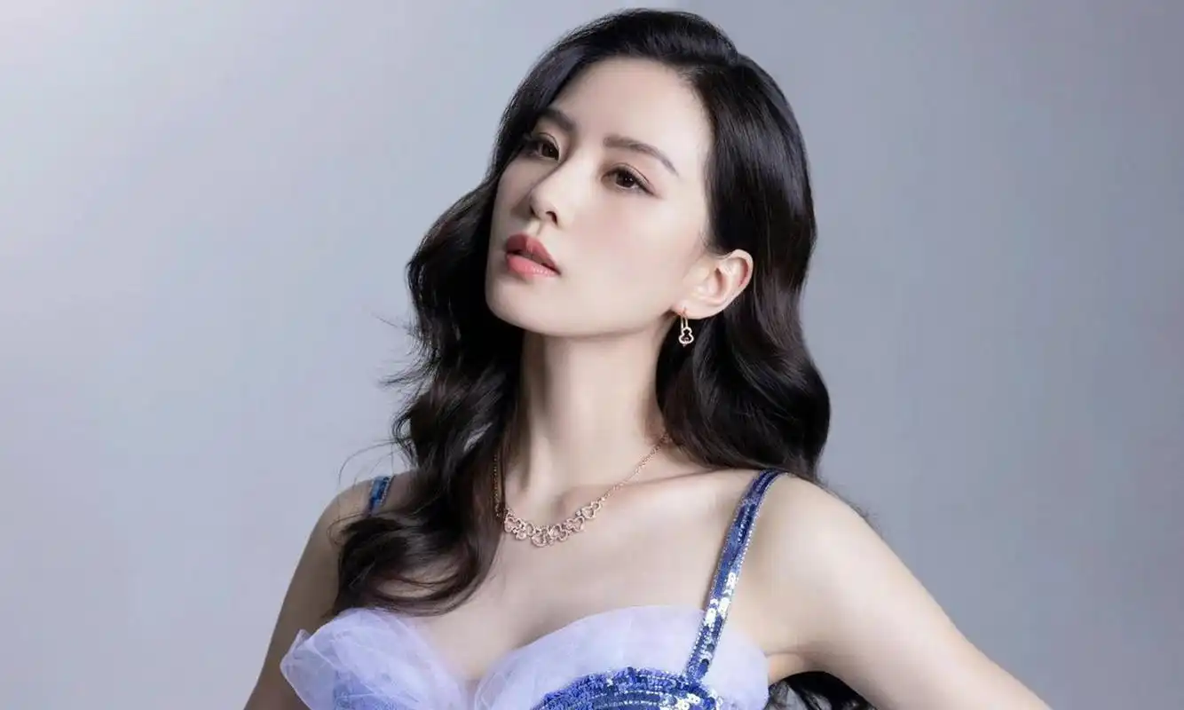 刘诗诗复古波浪卷发大片,蓝色亮片礼服显端庄气质.