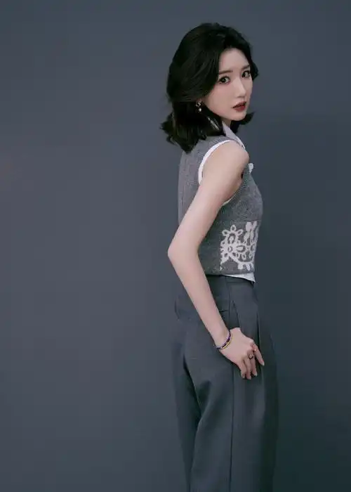 毛晓彤这个穿搭真的好有有职业女性的魅力,真的好飒,这个发型简直点睛