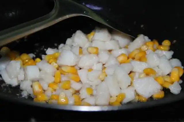 锅里倒油,油热放入鱼肉丁,炒熟后,放白糖少许