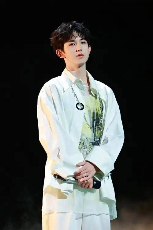 【#城市捉迷藏#特别企划#四季惊喜夜#剧照】是舞台限定版小郭@郭俊辰