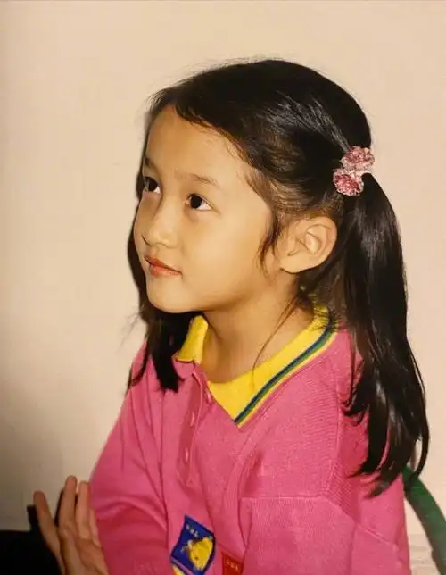 关晓彤幼儿时期童年照##关晓彤童年照像洋娃娃