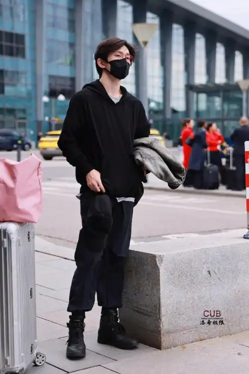 易烊千玺积家全球代言人#家友们,这次出国,真的怎么拍全身都很高挑