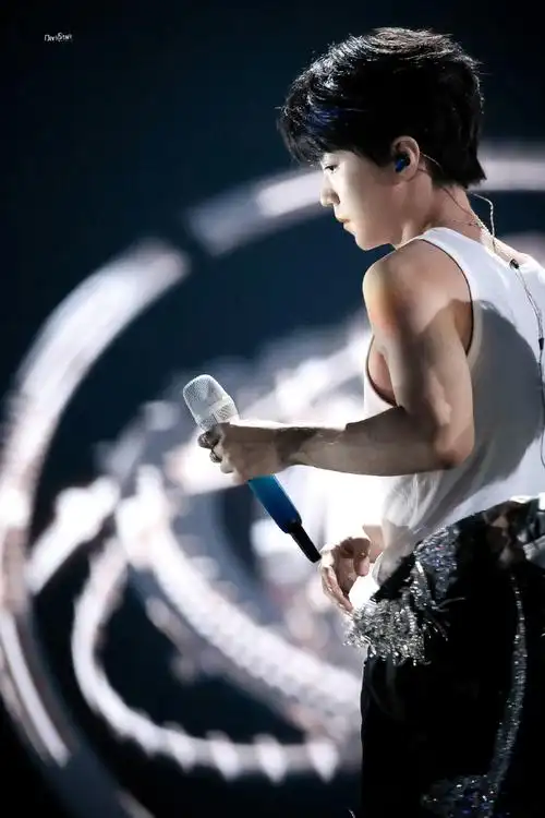 王俊凯平时没少健身吧#  是咧,是很有劲儿,肌肉不少  可以一拳打乓换