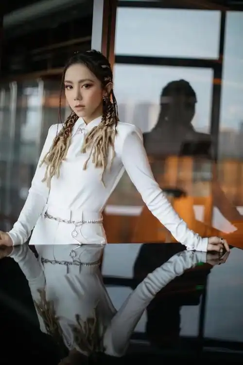邓紫棋一身雅白章鱼辫子