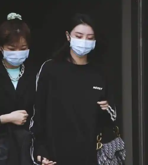 《青你2》虞书欣不敢上台用头发捂脸,谁还记得赵小棠说了什么?