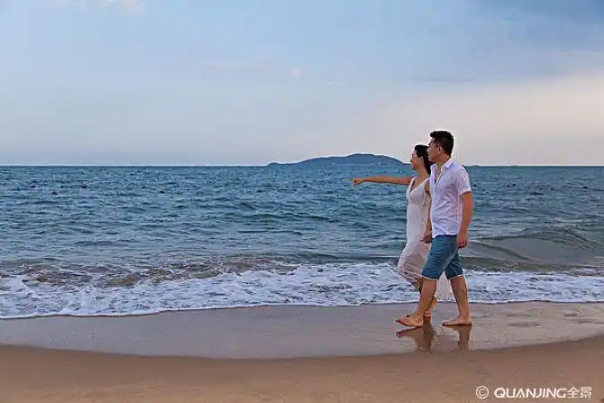 海滩散步的情侣