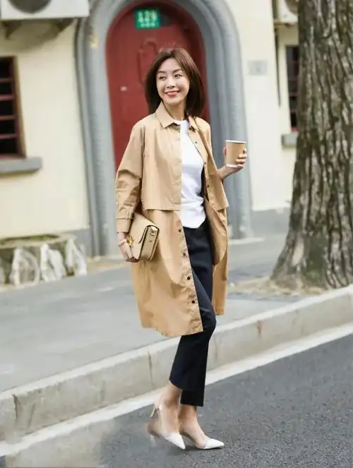 ①米色轻薄风衣 黑色长裤女士短款驼色风衣怎么搭配一件卡其色风衣30
