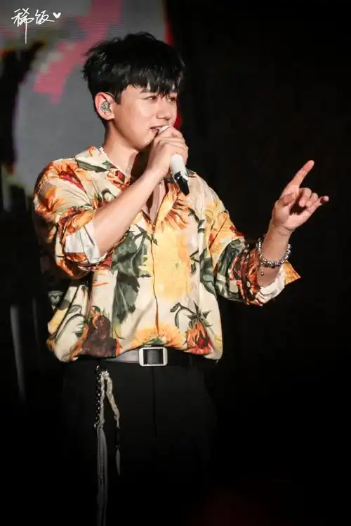 张杰超话#张杰未live曜北斗巡回演唱会#不羁少年vs霸气张总谁赢?