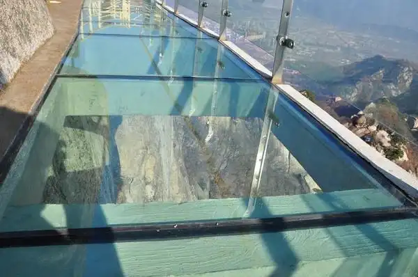 辽宁凤凰山玻璃栈道惊心动魄