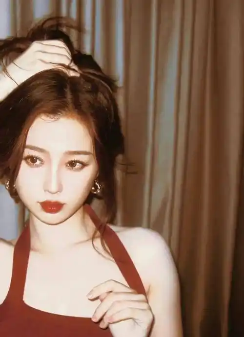 "小作精"虞书欣,穿薄纱裙优雅迷人,网友:这是哪来的小姐姐