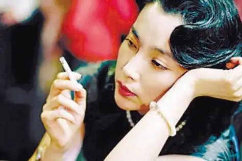 《风声》李冰冰的吸烟造型,忧郁的眼神在弥漫的烟雾中诉说着内心的