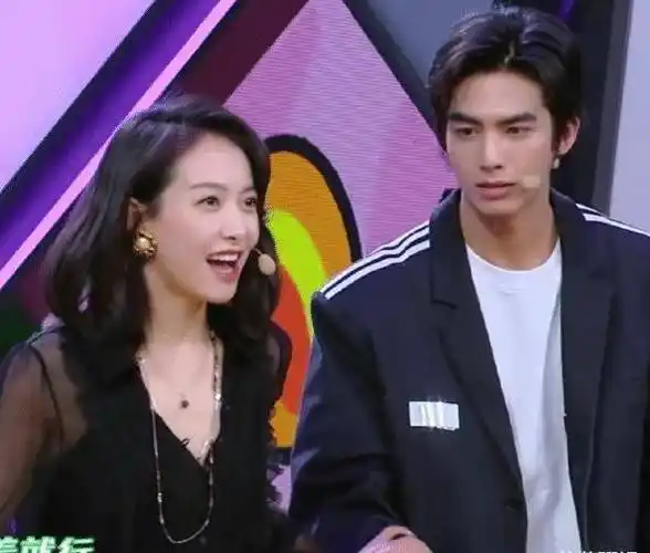 原创宋威龙太不解时尚宋茜主动想牵手却被他给直接拒绝