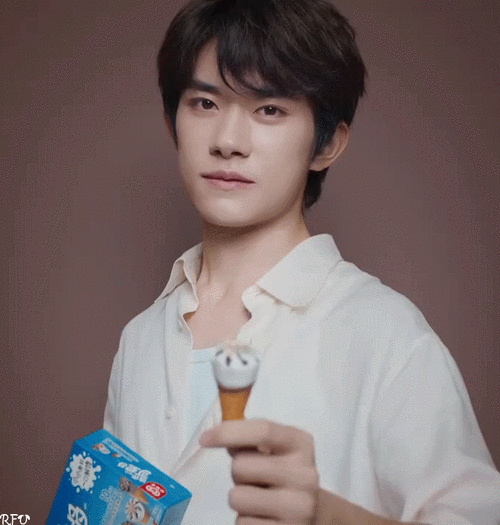 易烊千玺代言可爱多