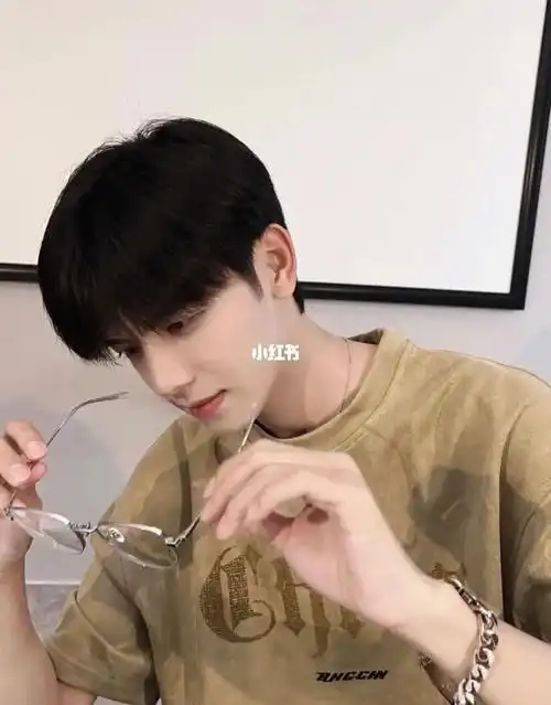 超级好看且不用烫的男生发型微分碎盖