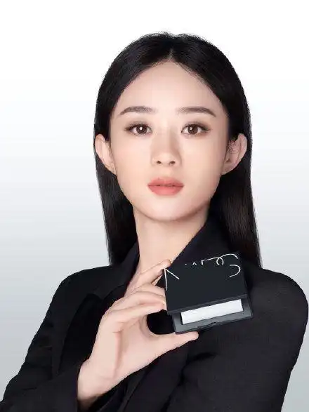 赵丽颖黑西装"证件照"太靓,披散头发眼神超a,有女霸总气质!