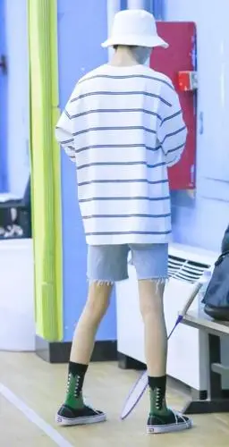 男生的腿究竟有多细那就看看时代少年团马嘉祺你还要吃吗