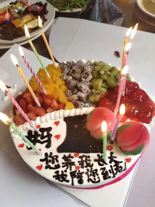 一家人为母亲庆祝生日