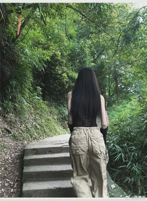 鞠婧祎黑色镂空吊带##花戎#以前的旅游背影vs现在的旅游背影@鞠婧祎