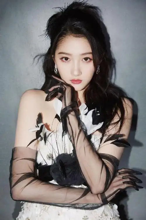 关晓彤超话#关晓彤李一桐同台#  关晓彤黑丝美腿黑丝手套太太太美了