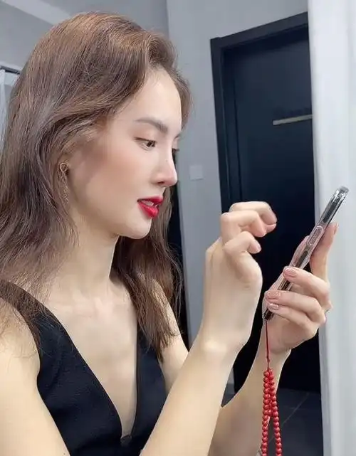 金晨晚宴上被拍,侧面角度"纸片人"线条太抢镜,瘦得不像话了都