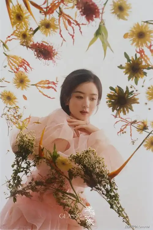 赵丽颖暖冬慵懒照片!一身黑装温婉灵动,黑靴搭印花长裙复古优雅