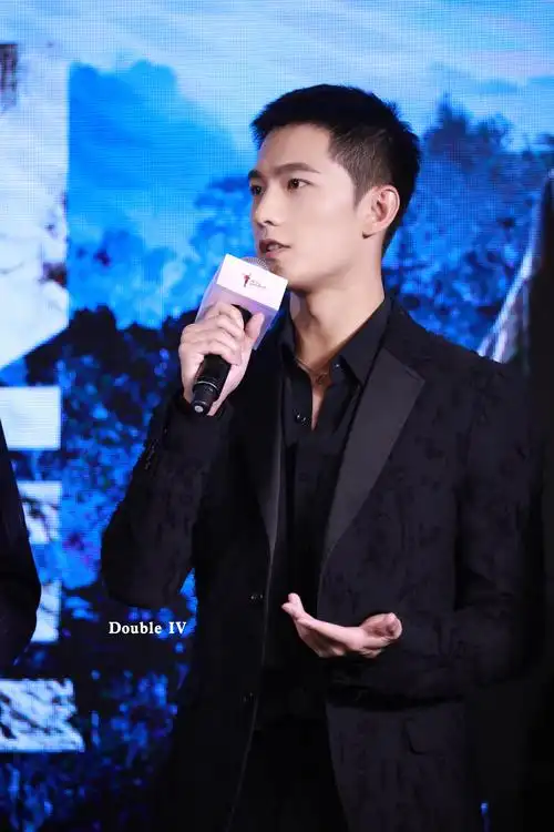 杨洋特战荣耀媒体合作发布会杨洋小平头的杨洋可以说是又帅又m