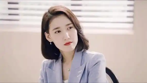 当众挽靳东手臂,即使传绯闻靳东也没有拒绝她,她到底什么来头?