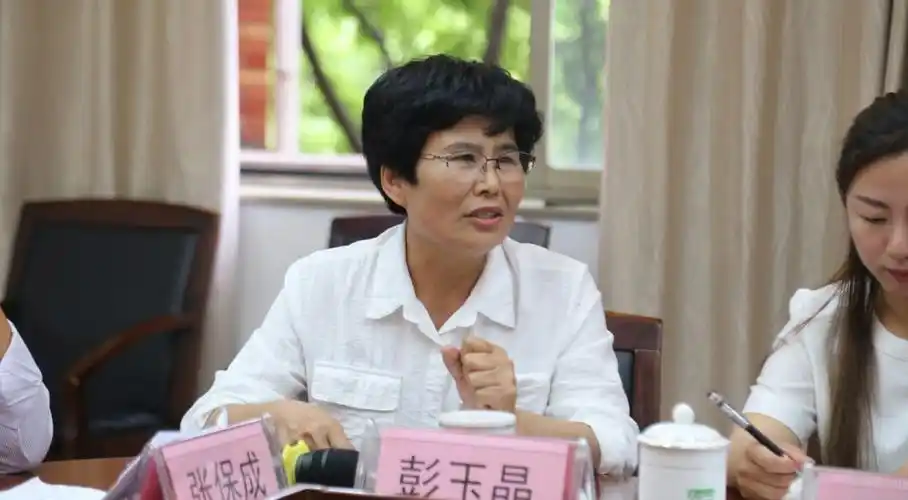 校长看法市班主任工作室导师王婷认为,班主任是当前社会压力最大的