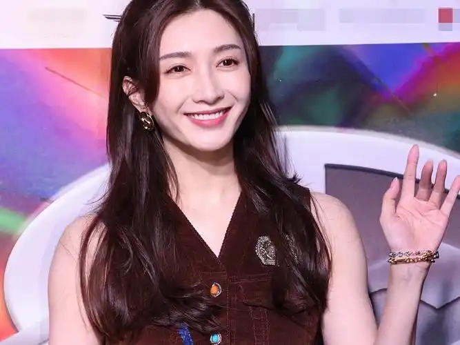 江疏影穿棕色套装秋意满满挥手笑容灿烂