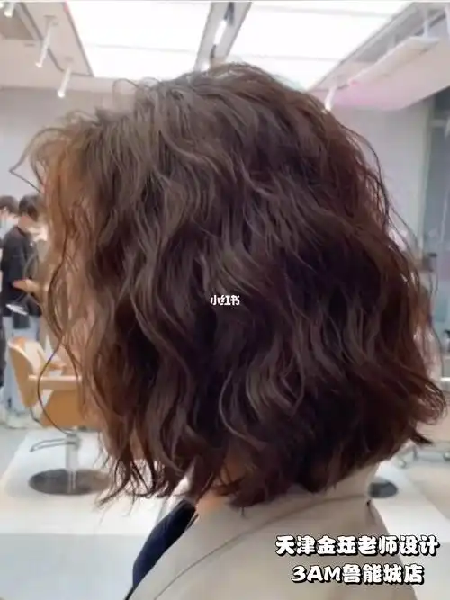 女生减龄显发量短发烫发推荐短发芭比烫