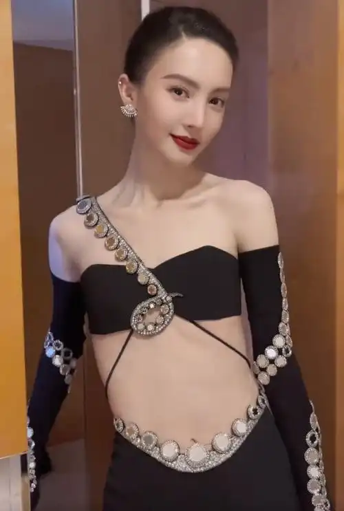 金晨腹肌若隐若现