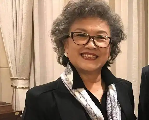 宋春丽才是奶奶辈的典范,71岁穿衣大方不扮嫩,到老都优雅有气质_女性