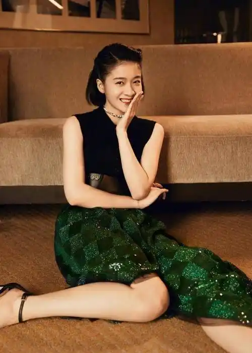 张雪迎剪掉10年长发,波波头搭配黑色衬衫绿色半身裙,时髦大气_造型