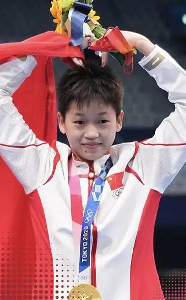 全红婵站在10米台上吓哭了!有人建议换掉她,多亏了领队周继红