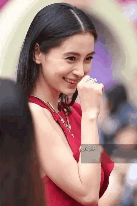 杨颖现身活动鱼尾纹抢镜网友每次看她笑得好假