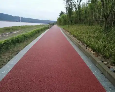 透水混凝土各种技术的施工详解透水混凝土是目前轻载荷路面非常常见的