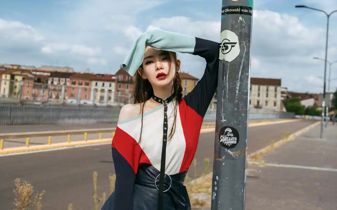 戚薇最新摇滚范酷美时尚街拍图片桌面壁纸