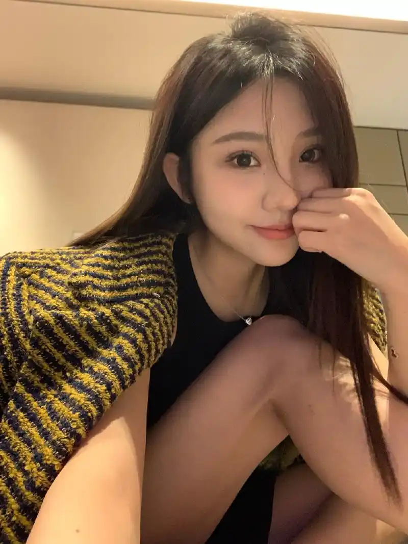 慎婕王思聪感情一波三折,女方直播思聪意外出镜,更多细节秀恩爱