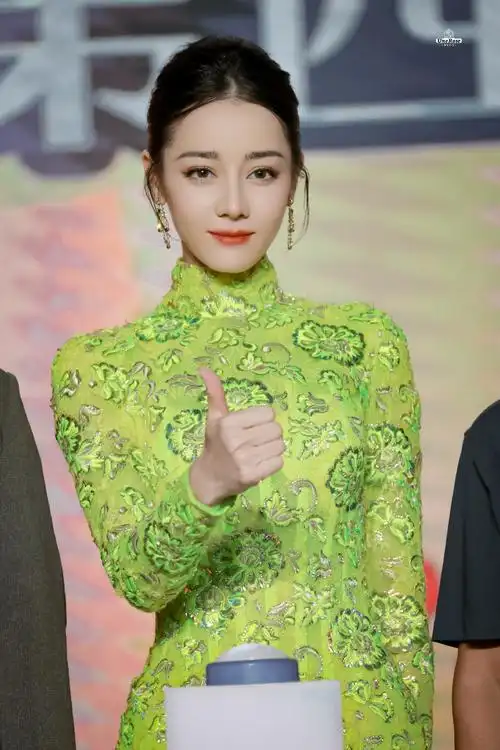 迪丽热巴金色露背旗袍造型